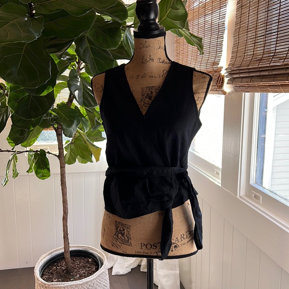 🖤Beautiful sleeveless top from banana republic size petite small. Ties at waist